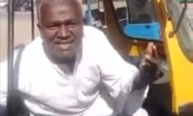 شاهد بالفيديو.. سائق ركشة يصرخ في الشارع العام وسط ضحكات الحاضرين: (الروووب ويا حليلك يا بشة نحنا اتغشينا..يا بشة تعال معليش نحنا غلطانين) 1 يا حليلك يا بشة 1