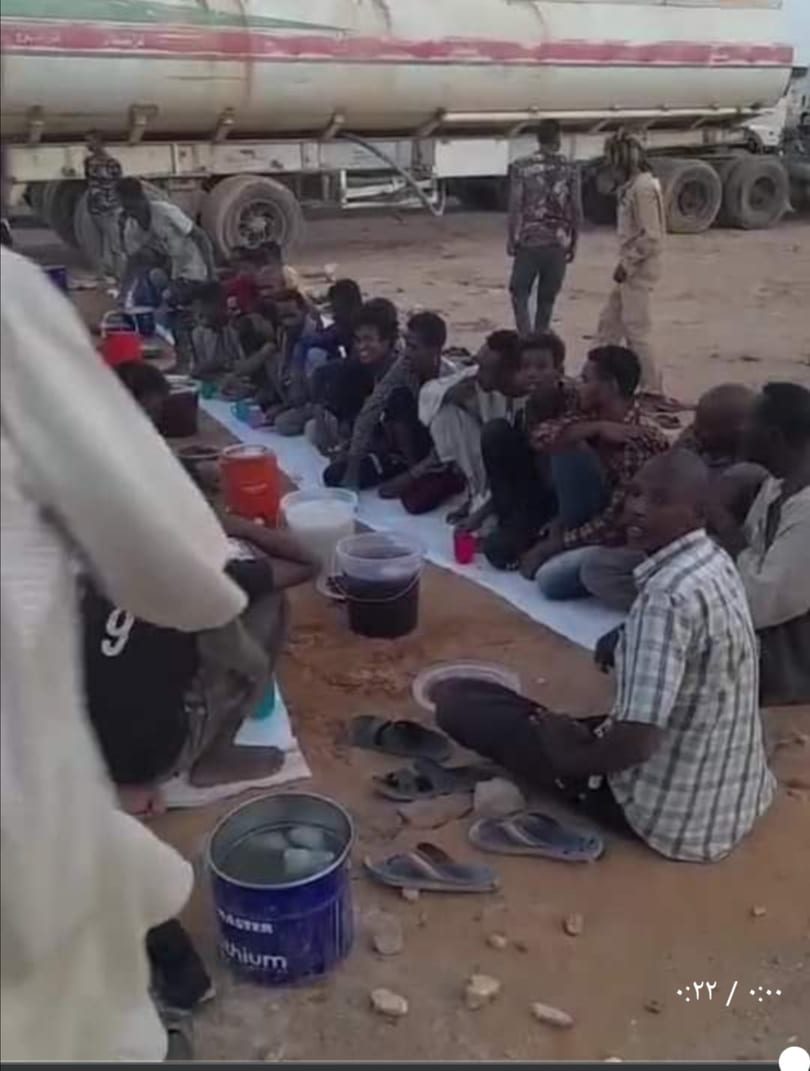 شاهد بالصورة والفيديو.. إفطار رمضاني لعمال الذهب (الدهابة) بعد يوم طويل من المعاناة يخطف القلوب ويسحر الأسافير 10 الدهابة