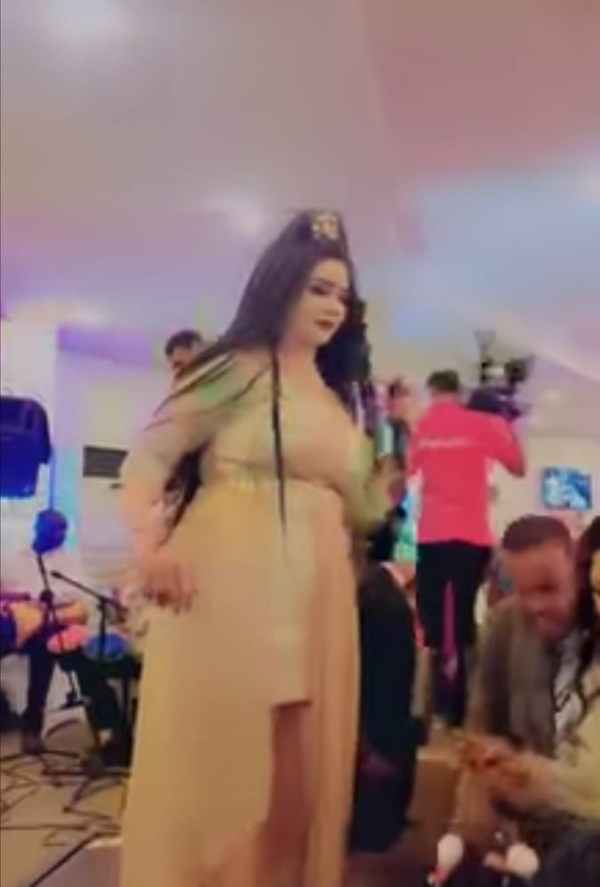 شاهد بالصورة والفيديو.. بملابس شبه عارية وتظهر مناطق حساسة من جسمها.. الفنانة السودانية جواهر تغني في حفل خاص وتثير ضجة غير مسبوقة 11 الفنانة جواهر