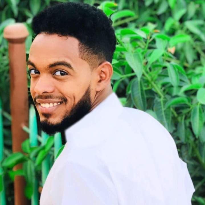 شاهد.. الفنان الذي أثار الضجة في الجامعات السودانية "الشبح" يفاجئ جمهور مواقع التواصل الاجتماعي بفيديو كليب (سنة يا أنا) 10 الفنان احمد الشبح