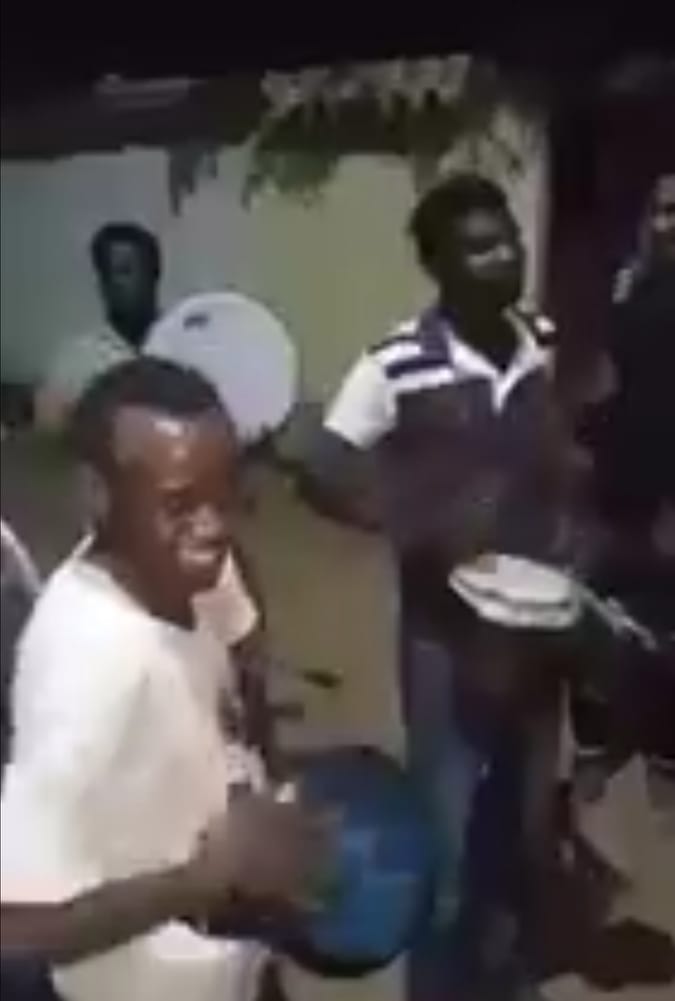 شاهد بالفيديو.. المسحراتية في السودان يشعلون أحد الأحياء قبل اذان الفجر بايقاع الزنق والكتم وفتاة تخرج من منزلها لتفاجئهم بفاصل من الرقص المثير 10 المسحراتية