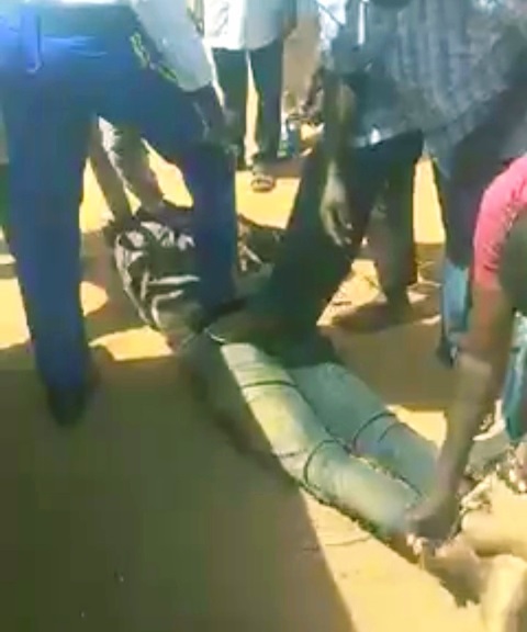 شاهد بالفيديو.. مواطنون بمساعدة شرطي مرور يطرحون صاحب عربة أرضاً ويقيدونه بالحبال في حادثة مُثيرة بالخرطوم 10 حادثة