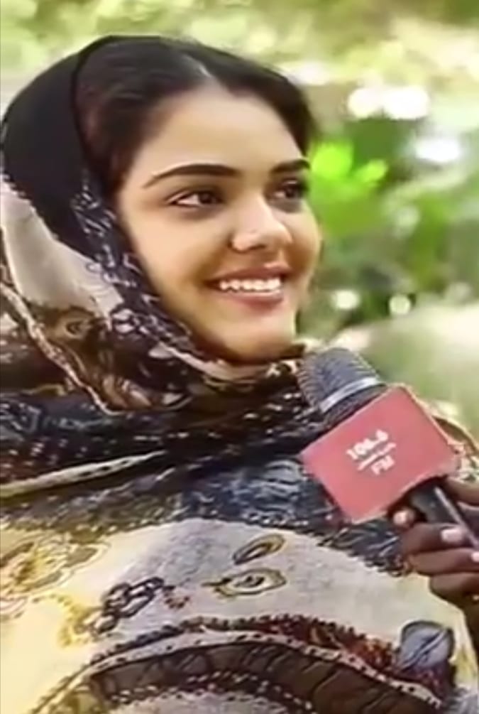 شاهد بالفيديو.. بكلمة واحدة وبدلع كبير حسناء سودانية فائقة الجمال تخطف أنظار رواد مواقع التواصل الاجتماعي 10 حسناء فائقة الجمال