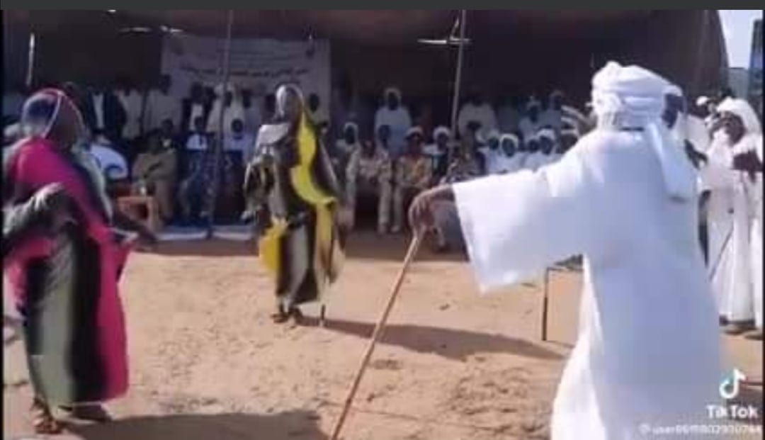 شاهد بالفيديو.. شيوخ ونساء من إحدى القبائل السودانية يقدمون رقصة (النحلة جات) ومتابعون يشيدون: (يا سلام على تراثنا الجميل..اللهم أحفظ تراثنا) 10 رقصة النحلة