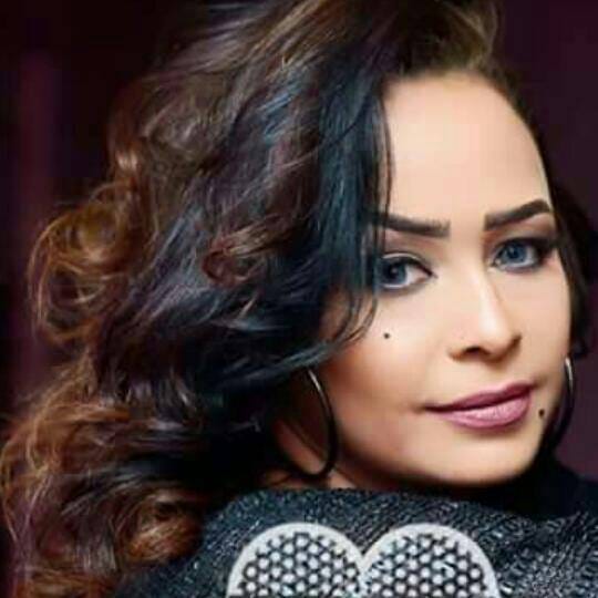 من خلال صور نشرتها.. إعلامية سودانية معروفة تزعم أنها شبيهة الفنانة المصرية داليا البحيري وتطلب مقابلتها ومتابعون: (نفس الدواء لكن شركة تانية) 13 سلمى فيصل2