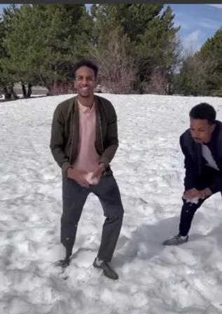 شاهد بالفيديو: يسيئون للسودان ويسخرون منه بعد أغترابهم ... شباب سودانيين يثيرون الغضب بمواقع التواصل 10 شباب ثلج