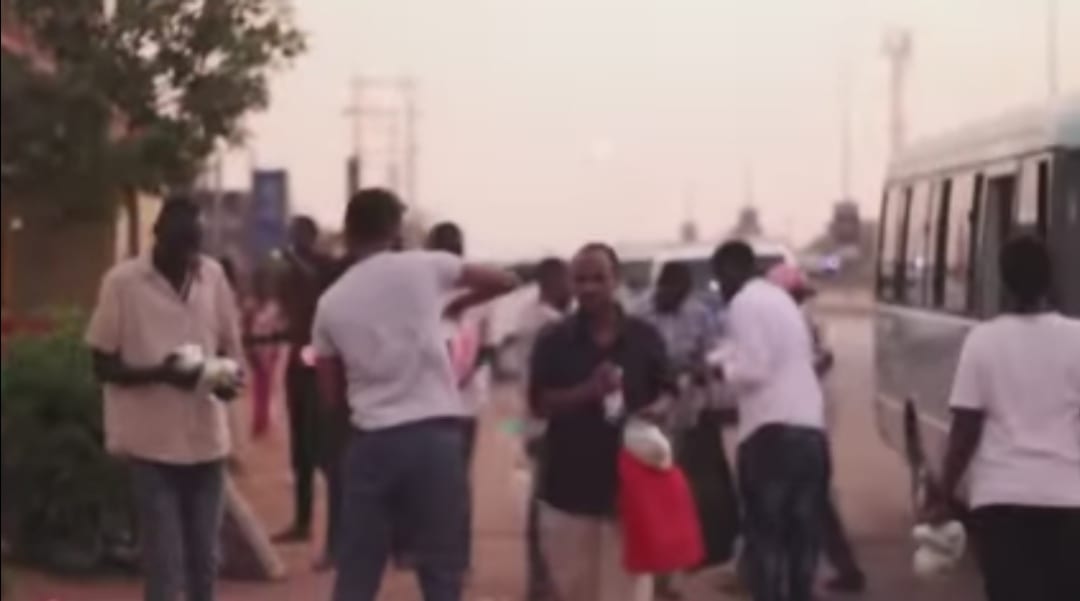 شاهد الفيديو الذي حقق أعلى نسبة تفاعلات.. رغم ظروف البلد وتردي الأوضاع شباب سودانيون ينتشرون بهمة ونشاط في الشوارع والتقاطعات ويوزعون وجبة إفطار لأصحاب المركبات 10 شباب في الشارع