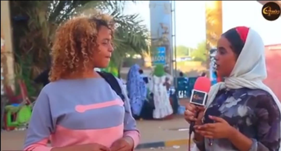 شاهد بالفيديو.. فتاة سودانية تتحدث بجرأة تحسد عليها: لو كنت ولد لمدة 24 ساعة لقمت بالتبول في الشارع العام بسبب ما نعانيه نحن الفتيات ولقمت بشيء آخر أكثر خطورة 10 فتاة سودانية تجيب على سؤال