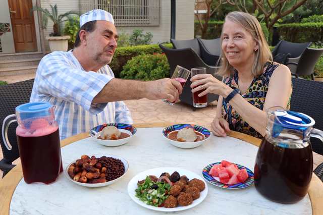 شاهد بالصور: القائمة بالأعمال الأمريكية بالسودان “لوسي تاملين” تعجب بعصير الكركدي ويفضل زوجها (..) 14 لوسي