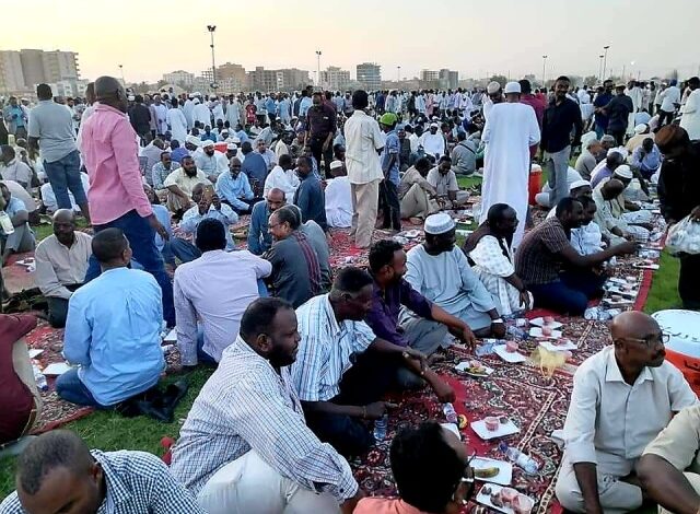 شاهد: وسط التهليل والتكبير.. التيار الإسلامي يقيم إفطاراً غير مسبوق بالخرطوم 1 افطار