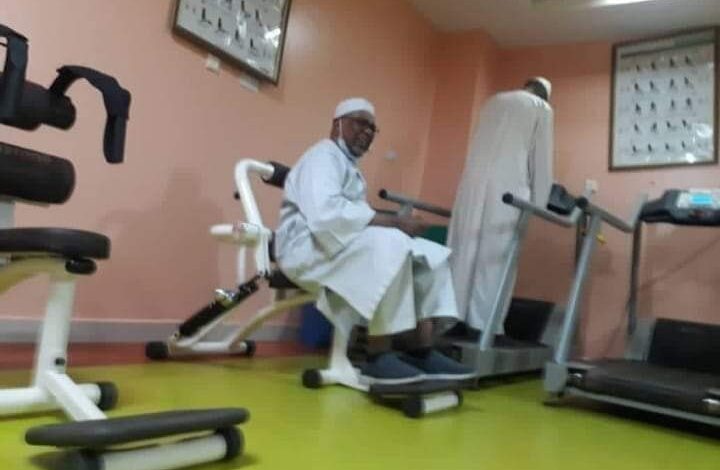 شاهد بالصورة.. البشير يظهر في صالة (الجيم) ومتابعون: (جهز لياقتك وتعال أعمل الريمونتادا يا بشة) 1 البشير في الجيم