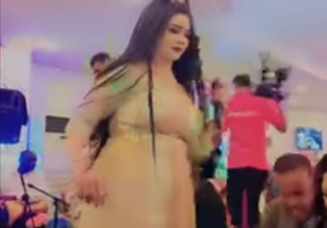 شاهد بالصورة والفيديو.. بملابس شبه عارية وتظهر مناطق حساسة من جسمها.. الفنانة السودانية جواهر تغني في حفل خاص وتثير ضجة غير مسبوقة 1 الفنانة جواهر