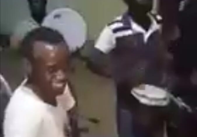 شاهد بالفيديو.. المسحراتية في السودان يشعلون أحد الأحياء قبل اذان الفجر بايقاع الزنق والكتم وفتاة تخرج من منزلها لتفاجئهم بفاصل من الرقص المثير 1 المسحراتية