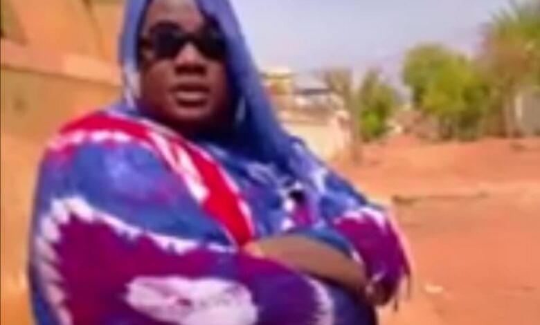 شاهد بالصورة والفيديو.. ناشط سوداني معروف يرتدي ثوب (الهزاز) النسائي.. يقف به في الشارع ويؤكد: (والله تجربوا ثياب الهزاز دي تاني لا عاوزين كهرباء ولا مكيفات) 1 توب الهزاز