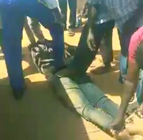 شاهد بالفيديو.. مواطنون بمساعدة شرطي مرور يطرحون صاحب عربة أرضاً ويقيدونه بالحبال في حادثة مُثيرة بالخرطوم 1 حادثة