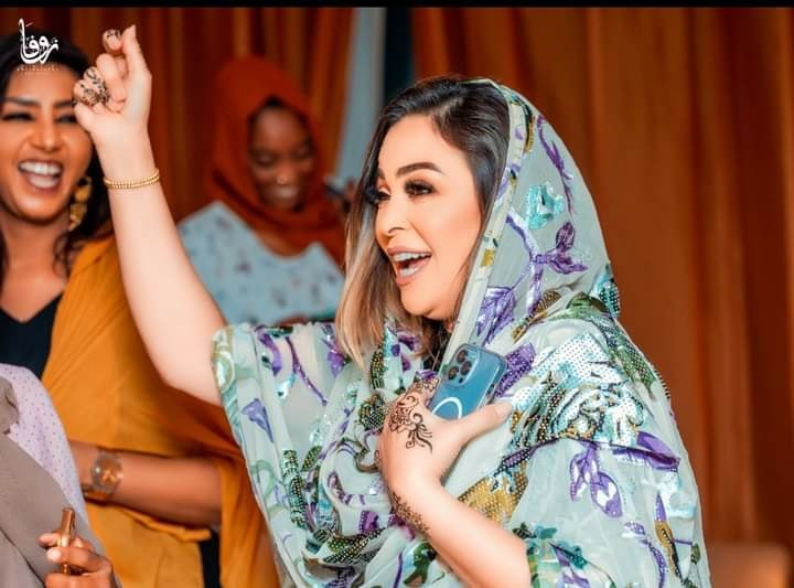 شاهد بالصور.. الفنانة المصرية داليا البحيري تشعل مواقع التواصل العربية والسودانية بارتدائها (الثوب) السوداني قبل ساعات من مغادرتها الخرطوم 2 داليا البحيري التوب5