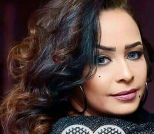 من خلال صور نشرتها.. إعلامية سودانية معروفة تزعم أنها شبيهة الفنانة المصرية داليا البحيري وتطلب مقابلتها ومتابعون: (نفس الدواء لكن شركة تانية) 1 سلمى فيصل2