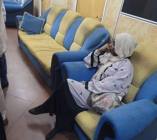 شاهد بالصورة.. الصحفية التي رمت التوم هجو بحذائها تظهر خلال التحقيق معها في النيابة وهي ترتدي حذاء واحد 1 صفاء الفحل 1