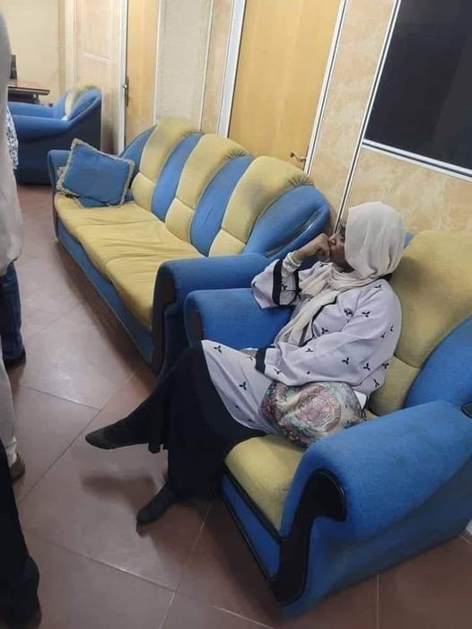 شاهد بالصورة.. الصحفية التي رمت التوم هجو بحذائها تظهر خلال التحقيق معها في النيابة وهي ترتدي حذاء واحد 2 صفاء الفحل 1