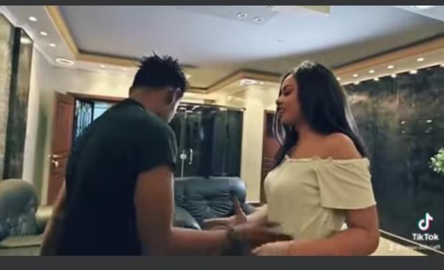 شاهد بالفيديو: (إذا لم تستحي فأفعل ما تشاء) قُبل وأحضان رومانسية في رمضان بين شاب وشابة يثيران ضجة بالسوشيال ميديا 1 مخجل