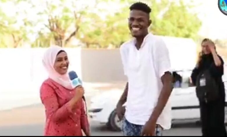 شاهد بالفيديو.. شاب سوداني يتحدث بكلام فاضح يحمل إيجاءت جنسية رداً على سؤال: (لماذا يتزوج الرجال في الشتاء) والمذيعة تضحك بشكل هستيري بدلاً من أن توبخه وتوقف التسجيل 1 مذيعة وشاب