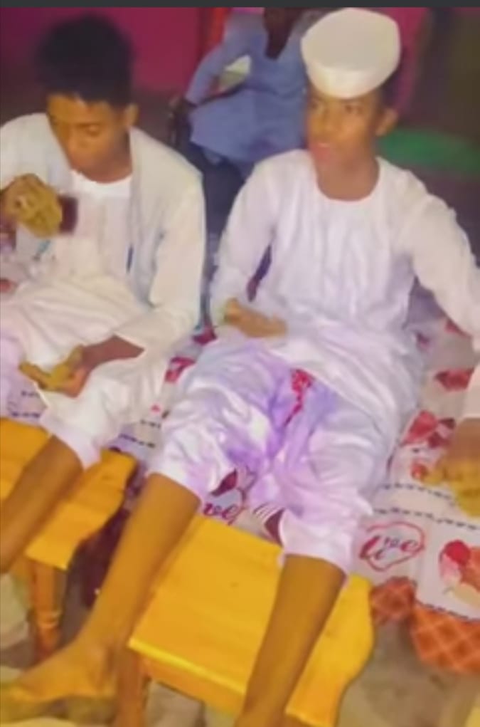 شاهد بالفيديو.. أصغر عريسين في السودان هذا الموسم يشعلان مواقع التواصل الاجتماعي ويلهبان حماس (العزابة) 10 اصغر عريسين
