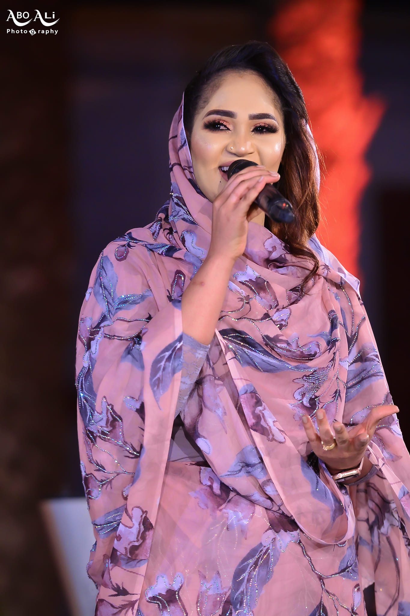 شاهد بالفيديو.. وسط ضحكات الجمهور.. شاب سوداني يفاجئ الفنانة عشة الجبل خلال حفلها الأخير بالسعودية ويرمي عليها النقطة "مناديل" بدلاً من "المال" 10 الجبلية بالثوب