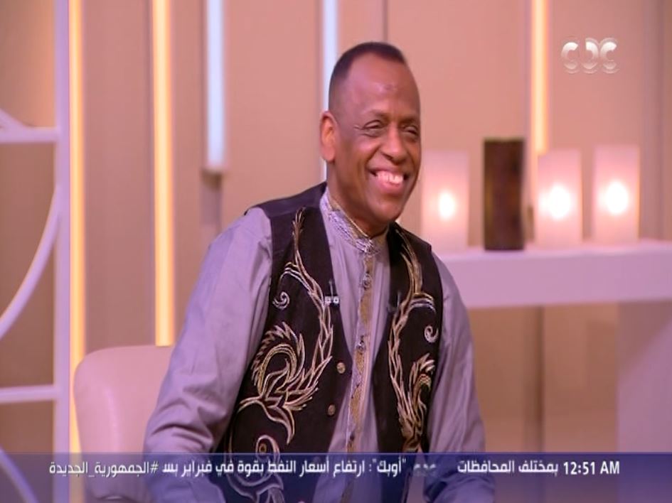 شاهد بالفيديو.. مطرب مصري معروف يغني الأغنية السودانية الشهيرة (كدة يا التريلا) ويكشف أسرار غريبة عنها 11 الفنان حسن عبد المجيد
