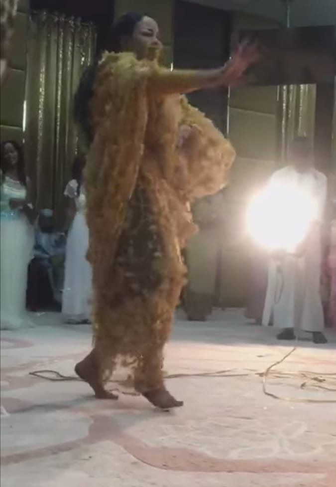 شاهد بالفيديو.. على طريقة (الجبجبة والخمج) سودانية تقدم فاصل من الرقص الفاضح أعلى المسرح ومتابعون (هذه السنين هي أسوأ وأرزل سنوات تمر على السودان عبر تاريخه الطويل) 10 رقص جبجبه