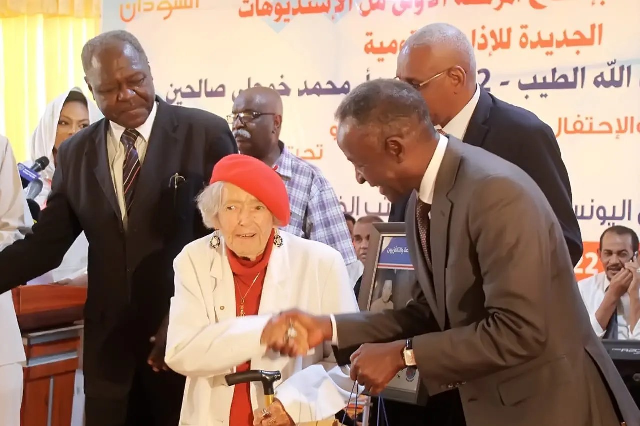 رحيل الفنانة الإنجليزية جيرزيلدا زوجة العلامة عبدالله الطيب.. "حبوبة" السودانيين 10 زوجة عبدالله الطيب