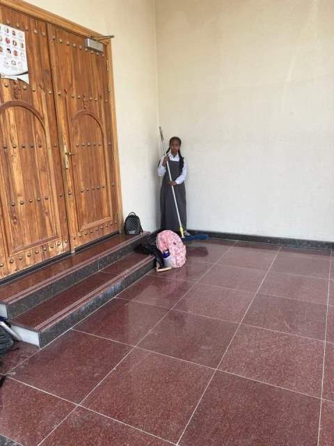 سلوك رائع لطفلة سودانية أثناء انتظار بص المدرسة يثير الإعجاب على منصات التواصل 10 سودانية