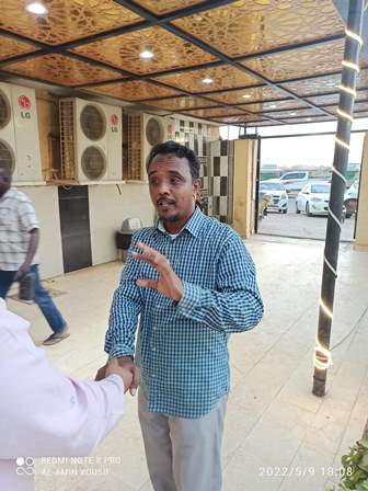 شاهد بالفيديو.. (قال لو ما دفعتها ما بقدر أنوم).. موقف شهم لسوداني .. يسدد حساب بنحو 100 ألف جنيه لمجموعة بأحد مطاعم الخرطوم (دون سابق معرفة) 10 سوداني شهم