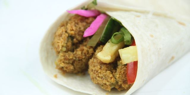 بالصورة.. سعر سندوتش طعمية بمبلغ 7000 جنيه بأحد مطاعم الخرطوم يشعل الغضب في أوساط رواد التواصل الاجتماعي 11 طعمية