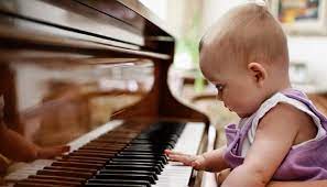 شاهد بالفيديو.. طفل سوداني بدع في العزف على آلة الإيقاع.. الفنان يبدي اعجابه الكبير به وجمهور مواقع التواصل يتنبأ له بمستقبل باهر 10 طفل يعزف