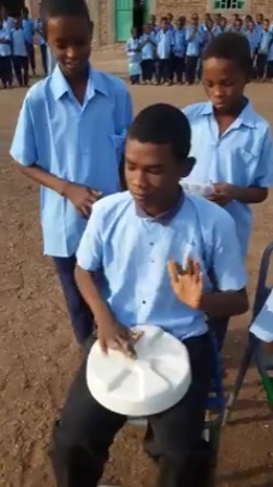 شاهد .. مقطع فيديو لتلاميذ مُبدعين في طابور الصباح بإحدى القُرى يحصد آلاف التعليقات 10 طلاب مبدعين