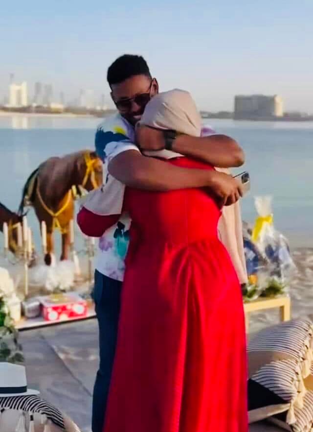شاهد بالفيديو والصورة.. عريس سوداني يعرض لحظات رومانسية له مع عروسته يتبادلان فيها الأحضان واللحظات الجميلة والخلافات تضرب مواقع التواصل بسبب المقطع 10 عريس سوداني وزوجته