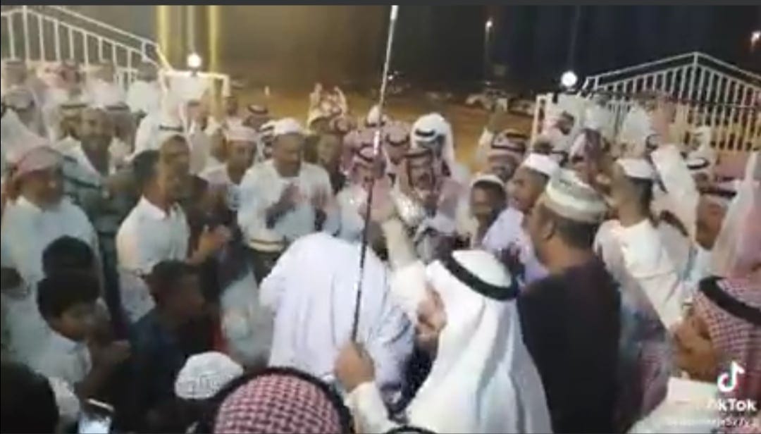 شاهد بالفيديو.. أب سوداني يرقص بشكل هستيري على طريقة "الهجيج" فرحاً بزواج ابنه ومتابعون: (الوالد الفرفوش رزق) 10 عريس سوداني