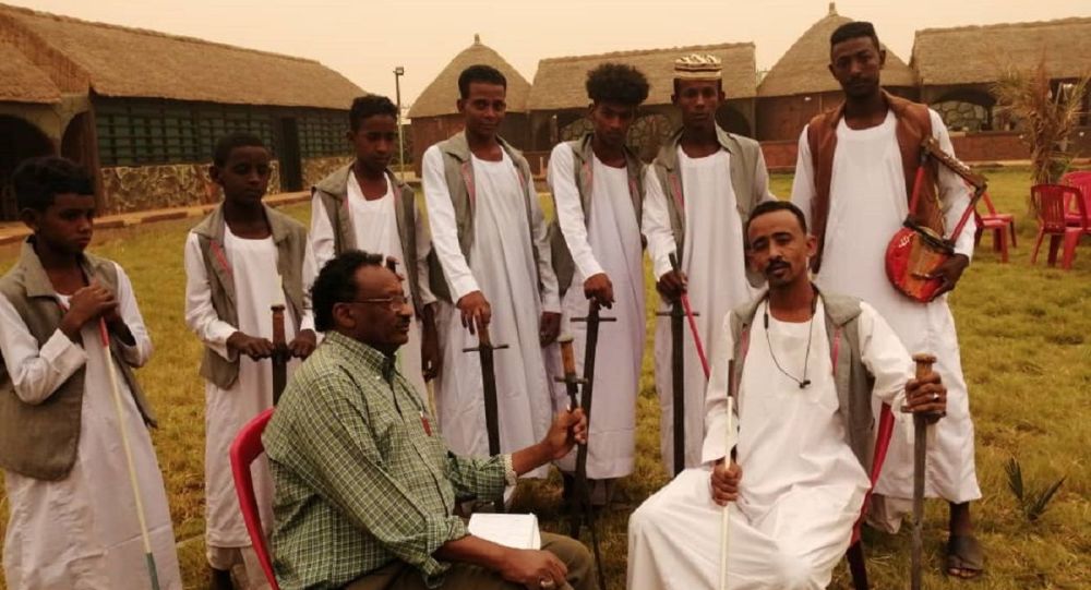 شاهد بالفيديو.. فرقة العباساب والشاعر بشرى البطانة يدهشون السفير الإماراتي ويجبرونه على رقص (العرضة) السودانية 11 فرقة العباساب