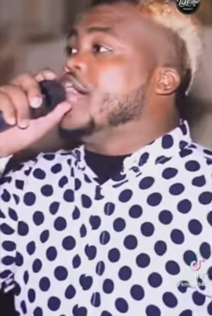 شاهد بالفيديو.. فنان سوداني يهدد ويتوعد عصابات (تسعة طويلة) خلال وصلة غنائية ورواد مواقع التواصل يسخرون منه ويترحمون على الفن 10 فنان تسعة طويلة