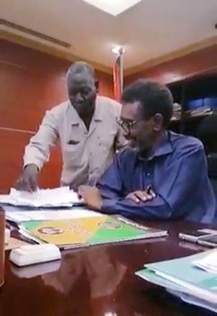 شاهد بالفيديو.. مستشارو والي شمال كردفان يكتشفون (كواديك) داخل مكتبه تعطل سير عمله وتوفير المياه للمواطنين 10 كواديك