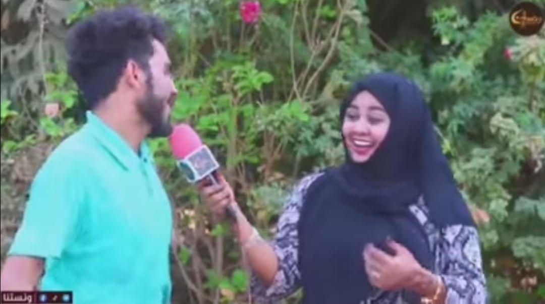 شاهد بالفيديو.. مواطن أفغاني يردم الفنانة عشة الجبل يقلد طريقة رقصها ويشيد بايمان الشريف (ايمان فنانة مؤدبة وعشة الجبل...) 10 مواطن افغاني