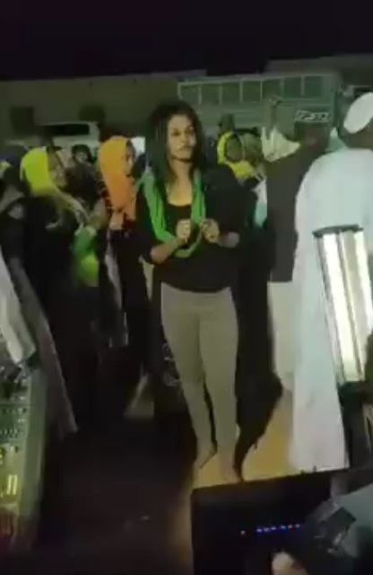 شاهد بالفيديو: شاب ومطربة سودانية يشعلون غضب الأسافير برقصهما الفاضح والخليع 10 نيفين