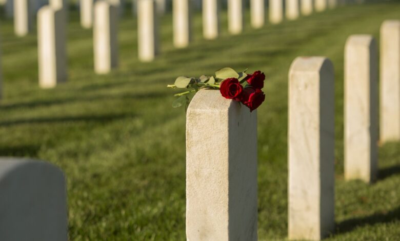 يموت بأزمة قلبية ... أثناء دفنه امرأة قتلها 1 image 1