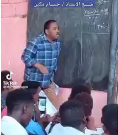 شاهد بالفيديو: أستاذ رياضيات يقدم شرحا لطلابه بطريقة مذهلة يحظى بالإعجاب والإشادة ومتابعون"عايزين نرجع المدرسة تاني" 1 استاذ سوداني