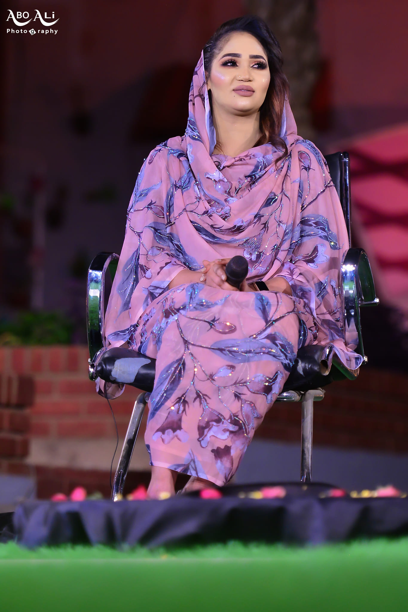 شاهد بالصور.. المطربة السودانية عشة الجبل تدخل في صراع شرس مع الفنانتين بلقيس وداليا البحيري لهذا السبب(!!!) وجمهورها: (ندعم الانتاج الوطني وفخر الصناعة السودانية) 2 الجبلية بالثوب3 1