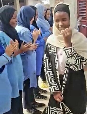 شاهد بالفيديو.. مشهد مؤثر لطالبات يستقبلن زميلتهن العائدة بعد التعافي من السرطان وإعلامي يهديها (لابتوب وهاتف نقال) 1 طالبات