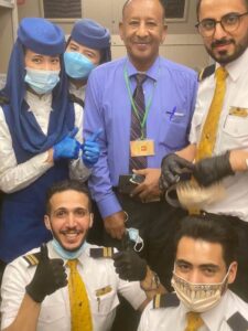 شاهد بالصورة: طاقم ضيافة الخطوط السعودية يحتفي بخبير طيران سوداني 2 عبدالمنعم بابكر