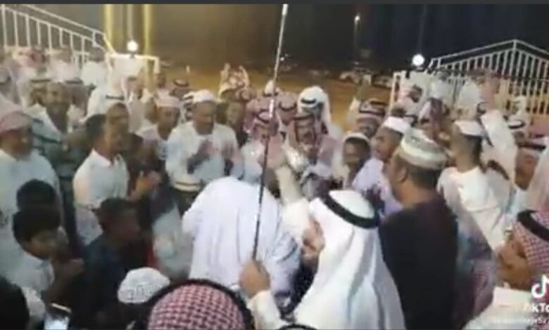 شاهد بالفيديو.. أب سوداني يرقص بشكل هستيري على طريقة "الهجيج" فرحاً بزواج ابنه ومتابعون: (الوالد الفرفوش رزق) 1 عريس سوداني