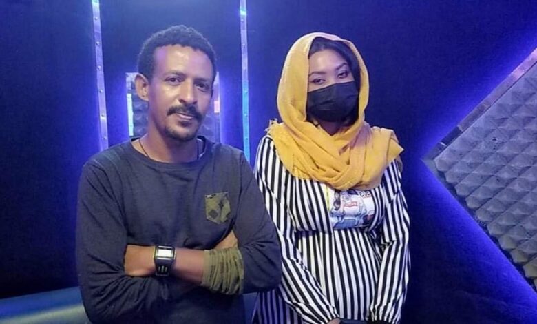 شاهد بالصورة.. فنان وموزع موسيقي سوداني يعلن ارتباطه بفتاة (الاستوب) التي رفعت لافتة تطلب فيها الزواج 1 فتاة الاستوب