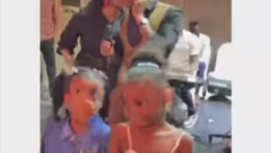 فتاة تقبل شاب